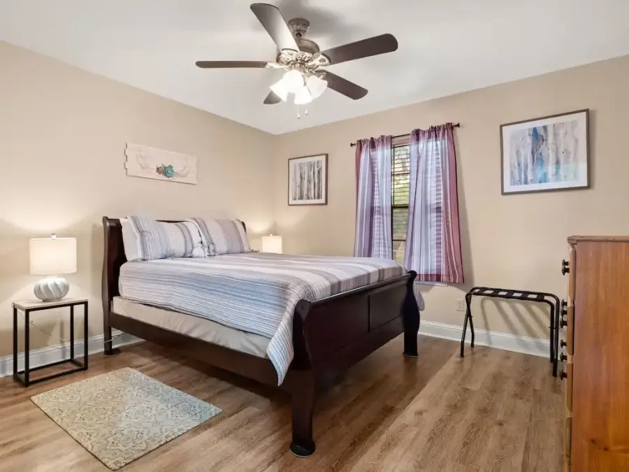 Bedroom 1 has a queen size bed Bedroom 1 has a queen size bed