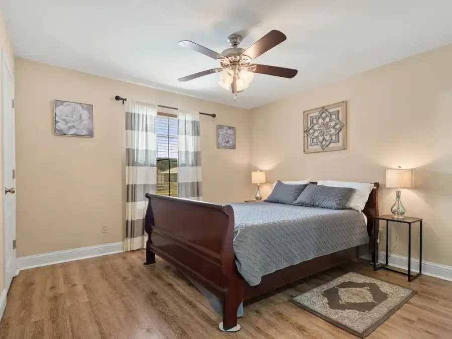 Bedroom 2 has a queen size bed Bedroom 2 has a queen size bed